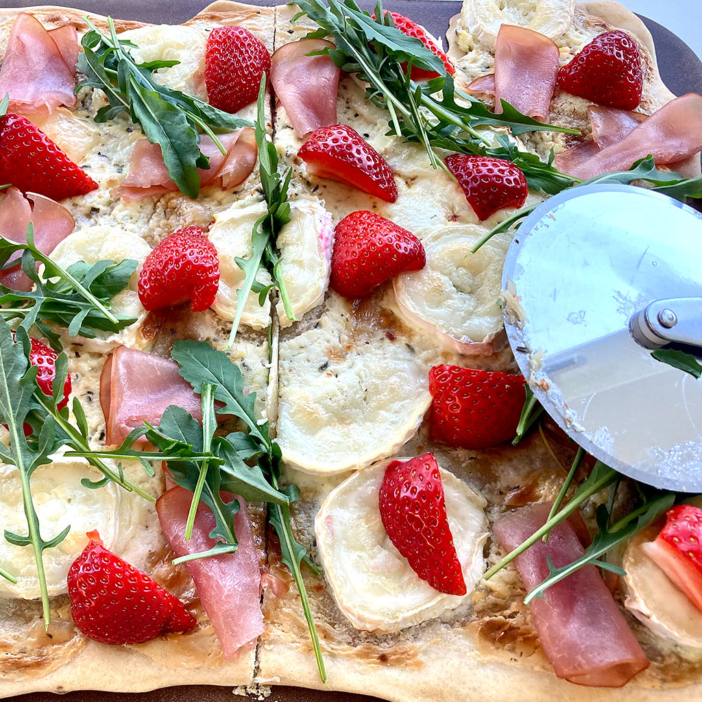 Flammkuchen mit Ziegenkäse und Erdbeeren